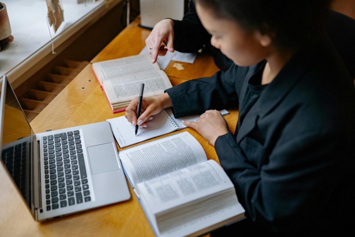 pexels-yan-krukau-8199654 AI tools for authors